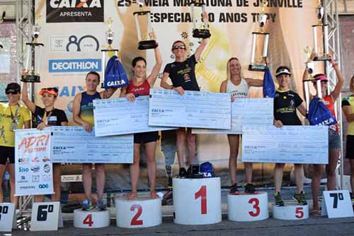 Pódio feminino da Meia Maratona de Joinville ano passado  / Foto: Divulgação